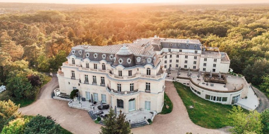 intercontinental-chantilly-chateau-mont-royal-facade-2